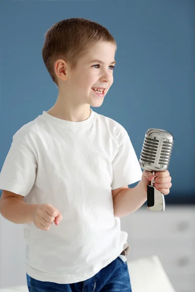 Niño pequeño con micrófono —  Fotos de Stock
