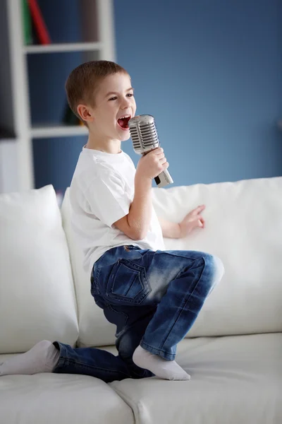 Petit garçon chantant dans le microphone — Photo