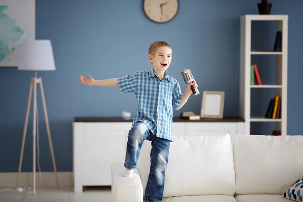 Niño cantando en el micrófono — Foto de Stock