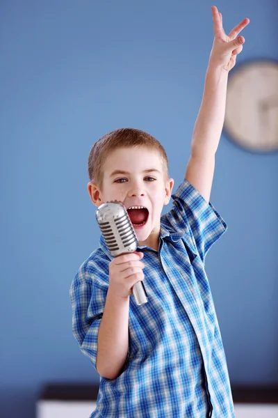 Menino cantando no microfone — Fotografia de Stock