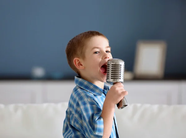 Niño cantando en el micrófono — Foto de Stock