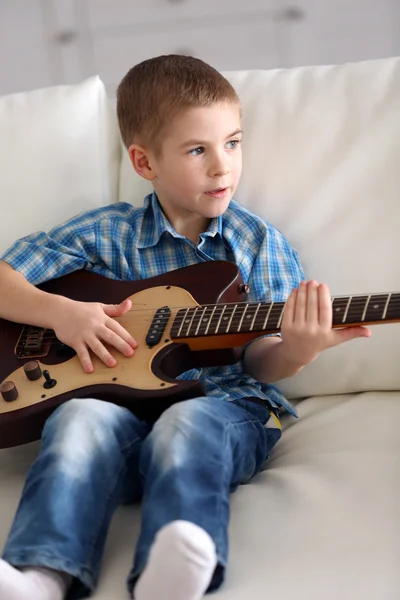 Niño tocando guitarra — Foto de Stock