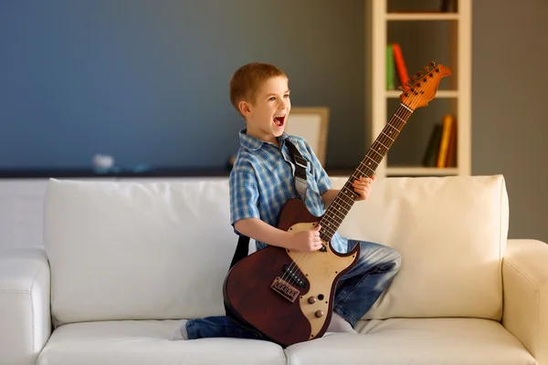 Niño tocando guitarra — Foto de Stock