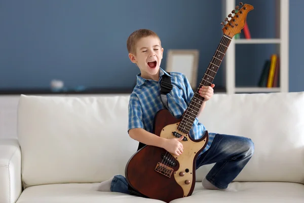 Jongen spelen gitaar — Stockfoto