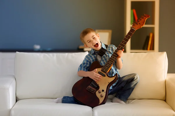 Niño tocando guitarra — Foto de Stock