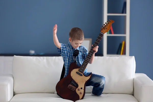 Niño tocando guitarra — Foto de Stock