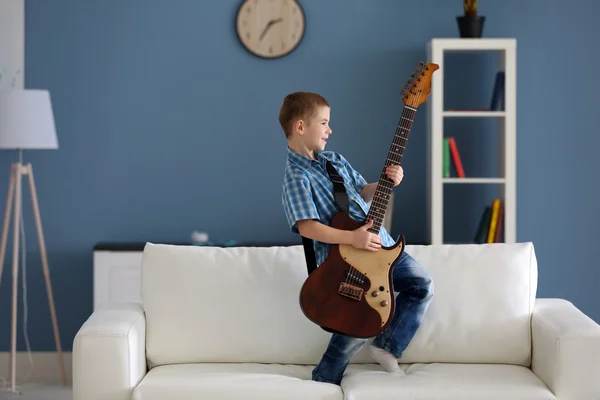 Ragazzo suonare la chitarra — Foto Stock