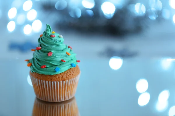 Kerstmis cupcake met lichten op achtergrond — Stockfoto
