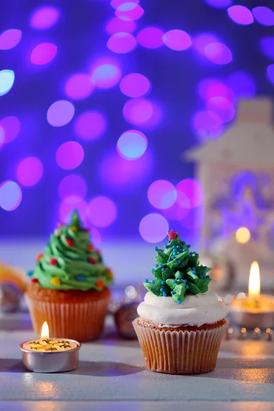 Cupcakes de Noël sur fond bleu — Photo
