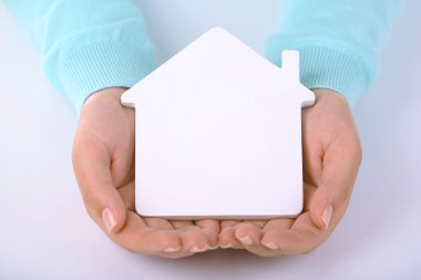 Evin model holding eller 