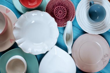 ahşap masa üzerinde farklı yemek takımı