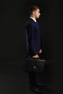 Evrak çantası ile takım elbiseli şık adam 
