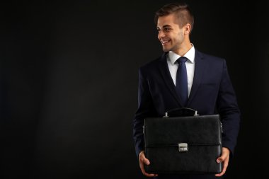 Evrak çantası ile takım elbiseli şık adam 