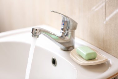 Ellerimi sabunla yıkıyorum. 