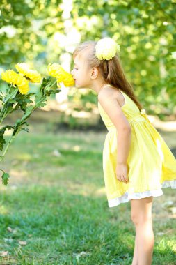Çiçekli küçük kız  