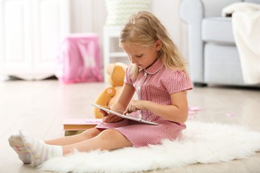 tablet ile küçük kız  