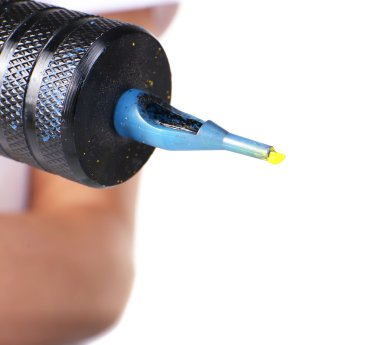 dövme makinesi sarı boya ile 