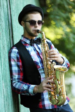 Saksafonla oynayan adam