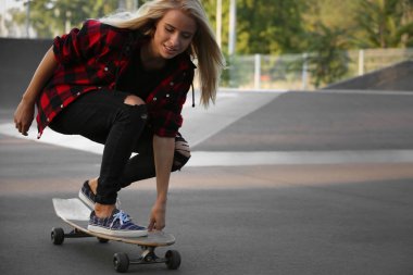 Buz pateni ile genç kadın yönetim kurulu 