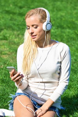 kulaklık ve smartphone kadın ile