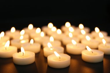 Satırdaki yanıyor mumlar