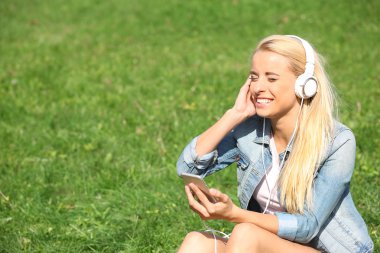 kulaklık ve smartphone kadın ile