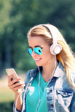 Müzik dinleyen kadın