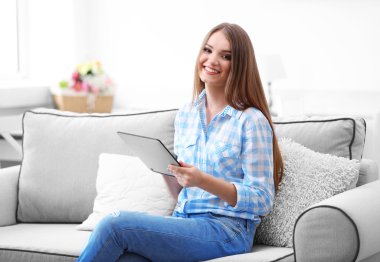 koltukta oturan güzel kadın 