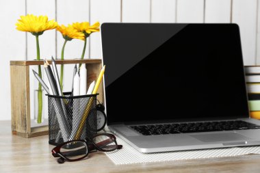 Dizüstü bilgisayar ile dekore edilmiş çalışma alanı  