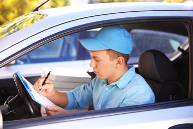 Pizza servis elemanı arabada