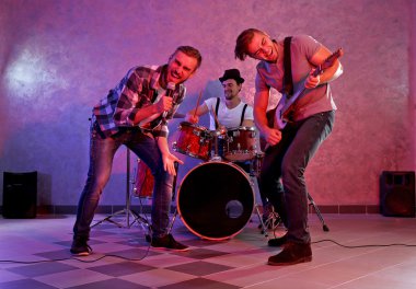 Müzik aletleri çalarken müzisyenler