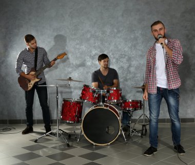 Müzik aletleri çalarken müzisyenler