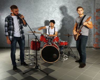 Müzik aletleri çalarken müzisyenler