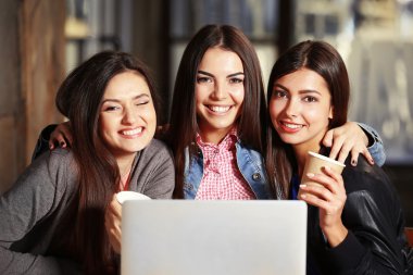 Dizüstü bilgisayar ile yakın arkadaşlarım