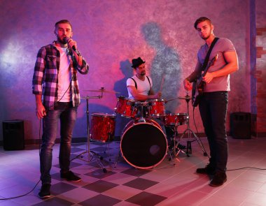 Müzik aletleri çalarken müzisyenler