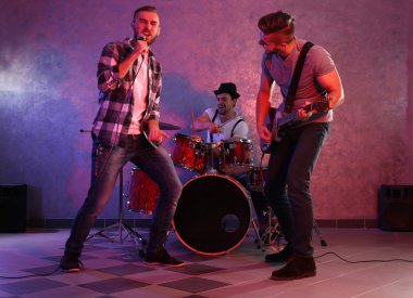 Müzik aletleri çalarken müzisyenler