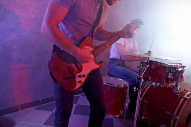 Müzik aletleri oynamaya müzisyenler