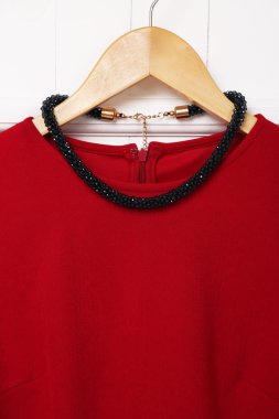 Kolye askısı duvar üzerinde