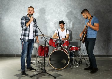 Müzik aletleri çalarken müzisyenler