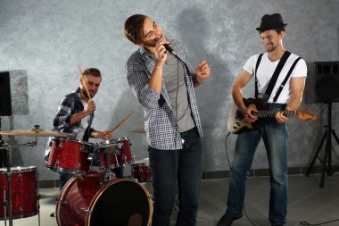 Müzik aletleri çalarken müzisyenler