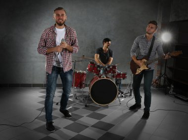 Müzik aletleri çalarken müzisyenler