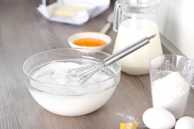 Tereyağlı krema yemek