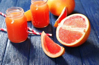 Greyfurt suyu şişeleri ve taze meyve