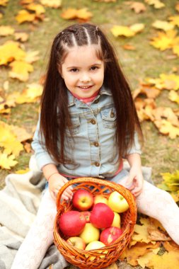 Elma ile güzel küçük kız