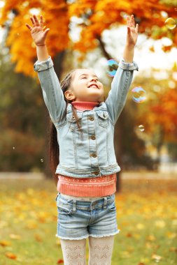 Sabun köpüğü üfleyen kız