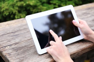 Tablet ile çalışan kadın