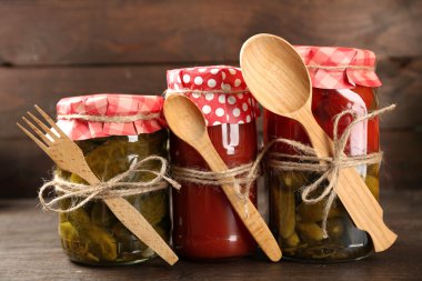 kavanozlarda konserve sebze kümesi