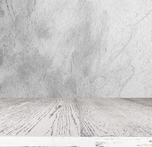 Holztisch an grauer Wand — Stockfoto