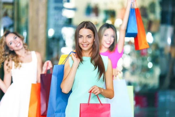 Giovani donne con borse della spesa — Foto Stock