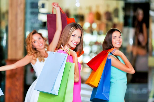 Jovens mulheres com sacos de compras — Fotografia de Stock